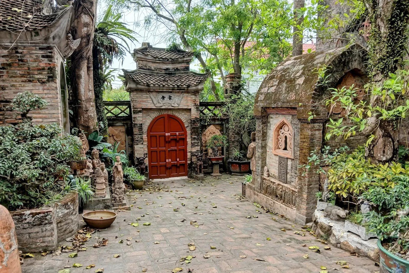 Bicycle Ride Hanoi to Thanh Chuong Viet Palace: A 1-Day Cultural Journey